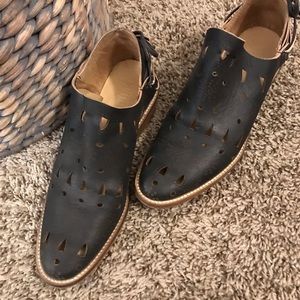 Musee & Cloud Cutout Booties